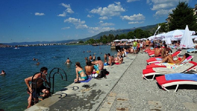Në plazhet e Ohrit nuk respektohen masat e largësisë trupore dhe mbajtjes së maskave