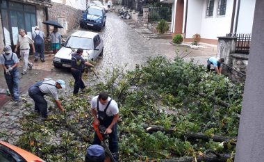 Komuna e Ohrit u bën thirrje qytetarëve që t’i lajmërojnë dëmet e shkaktuara nga moti i keq