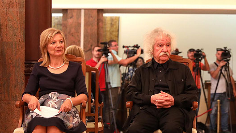 U ndahet çmimi “Nëna Tereza” piktorit Omer Kaleshi dhe aktivistes Lençe Zdravkin