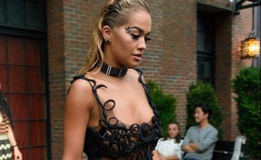 Shfaqet “topless” Rita Ora, por e mbulon gjoksin me duar