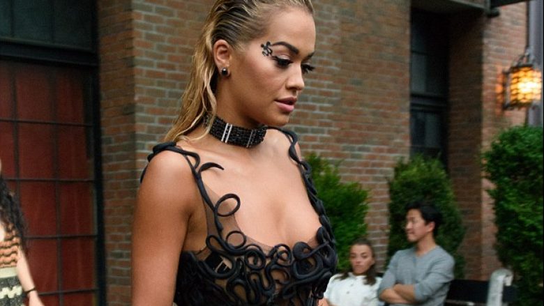 Shfaqet “topless” Rita Ora, por e mbulon gjoksin me duar