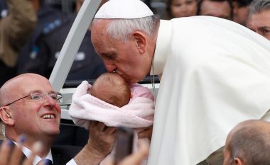 Trevjeçarja të cilën e kishte puthur Papa në kokë, shërohet nga tumori në tru (Video)