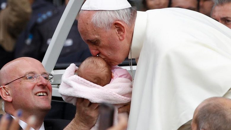 Trevjeçarja të cilën e kishte puthur Papa në kokë, shërohet nga tumori në tru (Video)