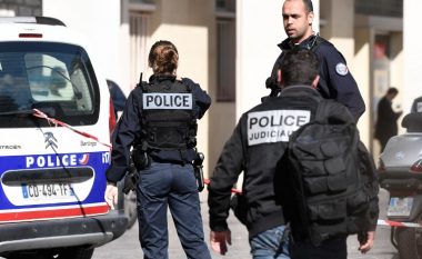 Sulm me thikë në Paris, një i vdekur dhe dy të plagosur – policia “neutralizon” sulmuesin
