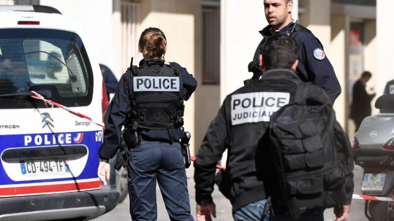 Sulm me thikë në Paris, një i vdekur dhe dy të plagosur – policia “neutralizon” sulmuesin