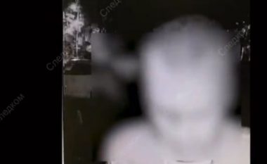 Kamerat e sigurisë filmojnë pedofilin rus duke nxjerrë nga apartamenti trupin e pajetë të një 14-vjeçare (Video)