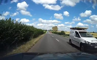 Momenti kur shkëputet pllaka e drurit e vendosur mbi një veturë, dhe fluturon në dritaren e një veture tjetër (Video)