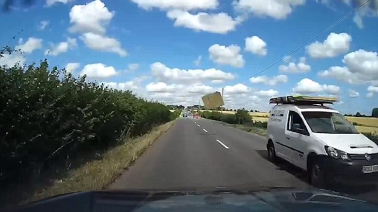 Momenti kur shkëputet pllaka e drurit e vendosur mbi një veturë, dhe fluturon në dritaren e një veture tjetër (Video)