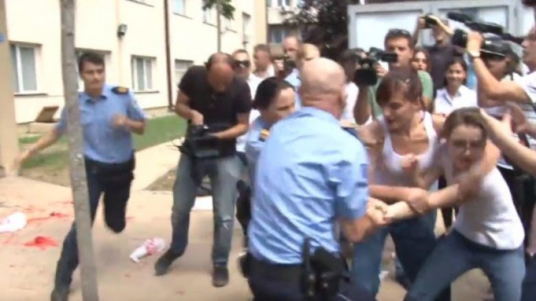 Policia sulmohet me ngjyrÃ«, arrestohen aktivistÃ« tÃ« VV-sÃ« (Foto)