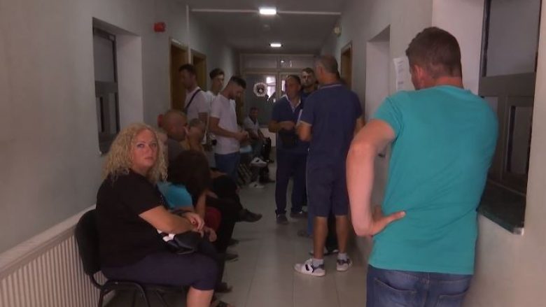 Mërgimtarët në Malishevë ankohen se po u kalon pushimi duke pritur për pasaportë (Video)