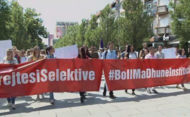 Protestuesit në Prishtinë kërkojnë shkarkimin e krerëve të Policisë së Gjakovës
