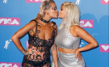 Rita Ora dhe Bebe Rexha shkëmbyen puthje në qilimin e kuq të MTV Video Music Awards