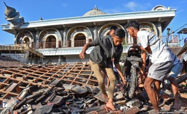 Të paktën 142 persona të vdekur pas tërmetit në Indonezi