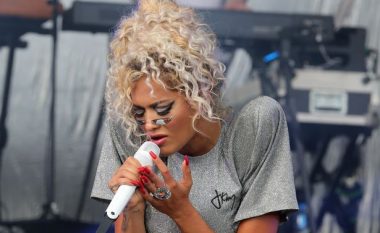 Rita Ora shpërthen në lot për Aviciin gjatë koncertit – u thotë fansave se ai do duhej të ishte pranë saj