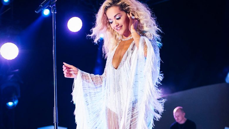 Rita Ora krenare me të ëmën e saj, e cila mbështet të mbijetuarat e dhunës seksuale gjatë luftës në Kosovë