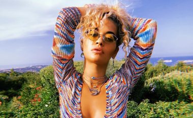 Rita Ora me shpinë ‘topless’ zbulon disa tatuazhe