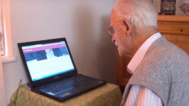 Ragip Rusta, 92 vjeçari nga Peja që kalon gjatë ditës katër orë në internet (Video)