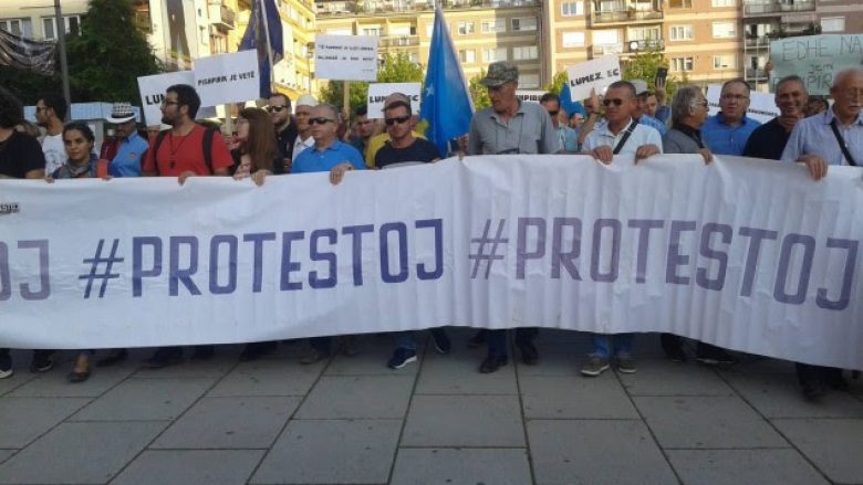 Qytetarët shprehen të vendosur të protestojnë deri në shkarkimin e Lumezit