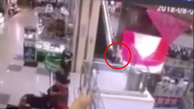 Trevjeçari nga Kina rrëzohet nga kati i katërt i qendrës tregtare dhe humb jetën, e gjitha ndodh pak metra larg syve të prindërve (Video, +18)