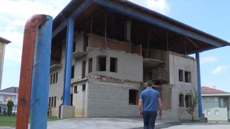 Familja Aliu lëshoi 13 dhoma për Gjimnazin “Sami Frashëri” në Prishtinë, shtëpia shndërrohet në muze (Video)