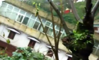 Momenti kur rrëshqet dheu nga shirat e rrëmbyeshëm në Indi, dhe merr me vete shtëpinë gjigante (Foto/Video)