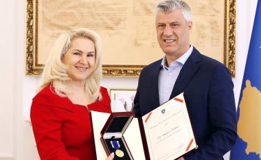 Hashim Thaçi e dekoron me medaljen e jubileut, Shyhrete Behluli: Faleminderit publik, që gjithmonë më qëndruat pranë