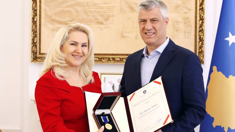 Hashim Thaçi e dekoron me medaljen e jubileut, Shyhrete Behluli: Faleminderit publik, që gjithmonë më qëndruat pranë