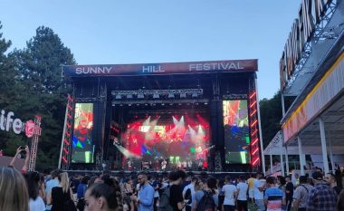 Nis zyrtarisht festivali “Sunny Hill”, artistët e parë ngjiten në skenë, gjithçka gati për performancën e Dua Lipës