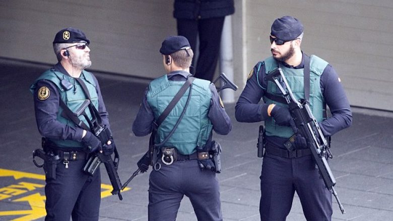 Para se t’i sulmonte policët bërtiti “Allahu Akbar”, sulmuesi qëllohet nga policia në Barcelonë