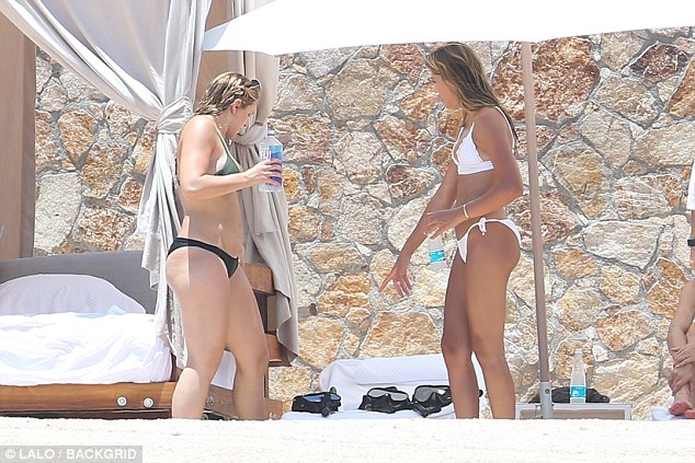 Tri bijat e Stallones shkëlqejnë në bikini me pushime në Meksikë.