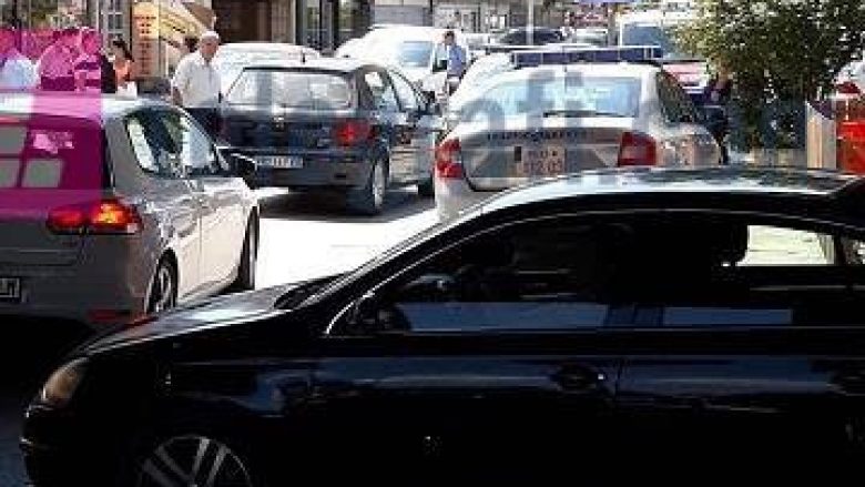 Vetura i përplasë dy persona në Prishtinë, ishin duke e kaluar rrugën