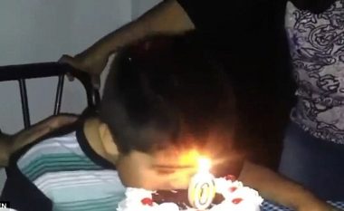 Harron se afër fytyrës kishte qiriun e ndezur, djaloshi fillon të ha tortën – flaka ia kaplon kokën (Video)