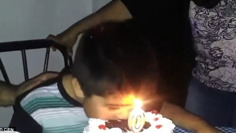 Harron se afër fytyrës kishte qiriun e ndezur, djaloshi fillon të ha tortën – flaka ia kaplon kokën (Video)