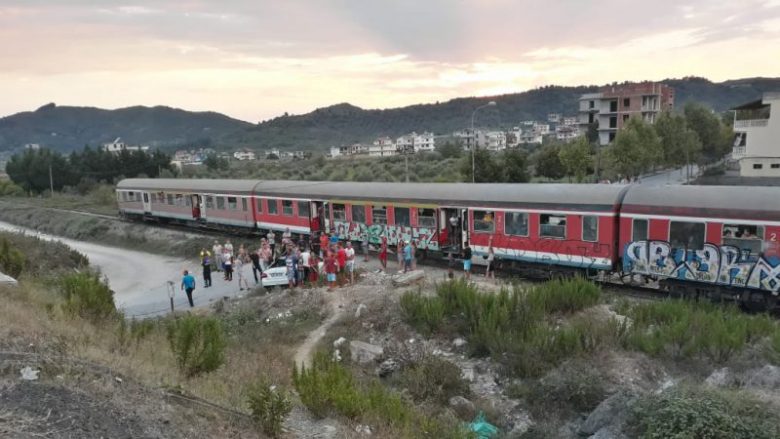 Aksident hekurudhor në Durrës, treni përplas pushuesin nga Kosova