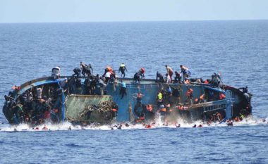 Fundoset një anije me emigrantë në Tunizi, 5 të vdekur