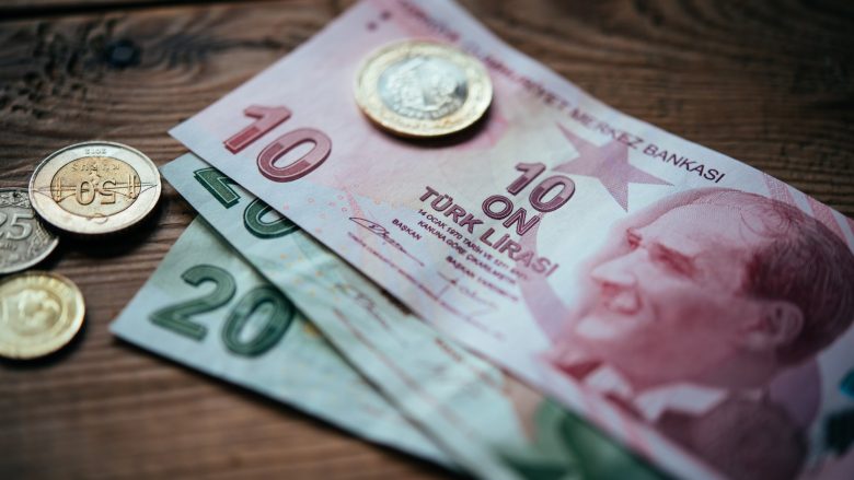 Lira turke bie pasi Banka Qendrore nuk arrin të rrisë besimin e investitorëve