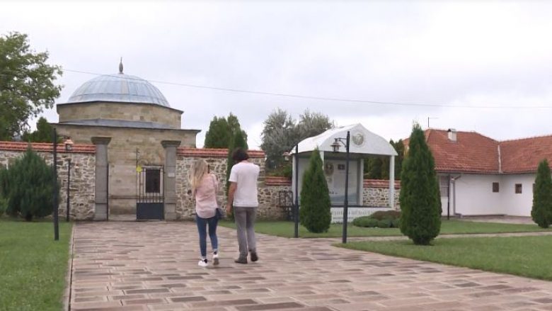Fluks turistësh te Tyrbja e Sulltan Muratit në Obiliq, është ndër objektet me të vjetra në Ballkan (Video)