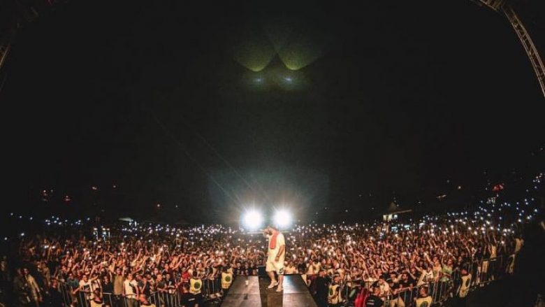 Me një minutë heshtje, Unikkatil kujtoi gjatë koncertit në Durrës anëtarin e ndjerë të “TBA”, reperin B-52
