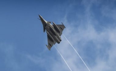 Aeroplanët e NATO-s vendosen 60 kilometra larg Rusisë