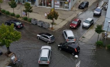 Shtrëngata shiu, rrugët e Durrësit “vërshohen” nga ujërat e zeza (Foto)