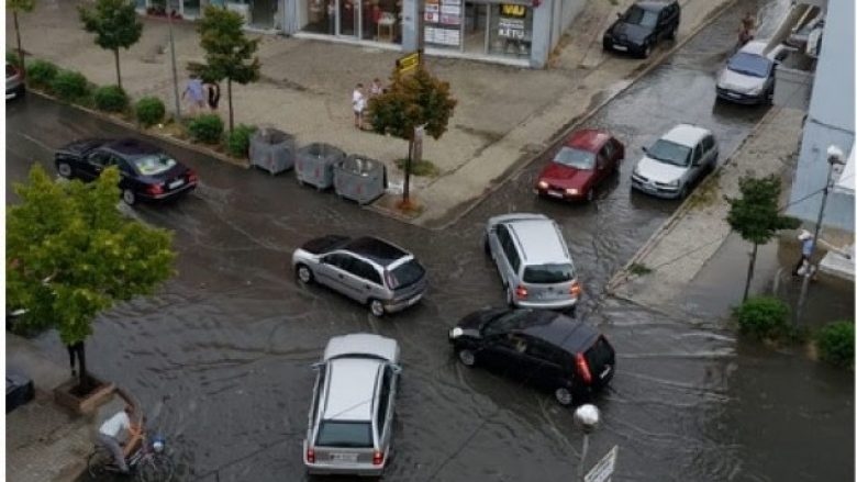 Shtrëngata shiu, rrugët e Durrësit “vërshohen” nga ujërat e zeza (Foto)