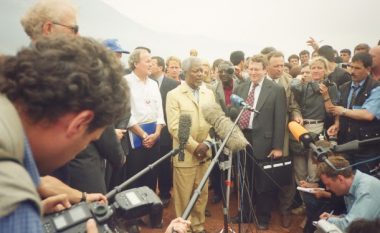 Thaçi kujton kur Kofi Annan vizitoi refugjatët e Kosovës