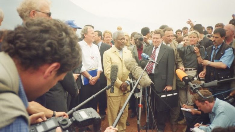 Thaçi kujton kur Kofi Annan vizitoi refugjatët e Kosovës