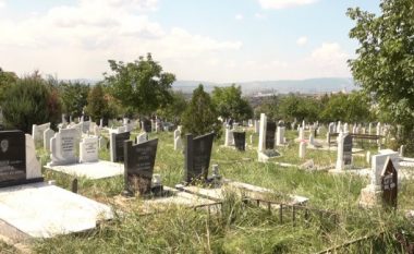 Qytetarët vazhdojnë traditën e vizitave te varrezat e të afërmve për Kurban Bajram