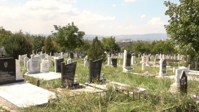 Qytetarët vazhdojnë traditën e vizitave te varrezat e të afërmve për Kurban Bajram