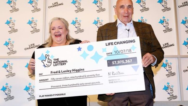 Historia interesante e çiftit, fitues i lotarisë 58 milionëshe – tregojnë se si e kishin shqyer tiketën dhe e kishin hedhur në një kazan plehrash (Foto/Video)