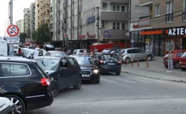Bllokimi i rrugës u shkakton telashe banorëve në Fushë Kosovë (Video)