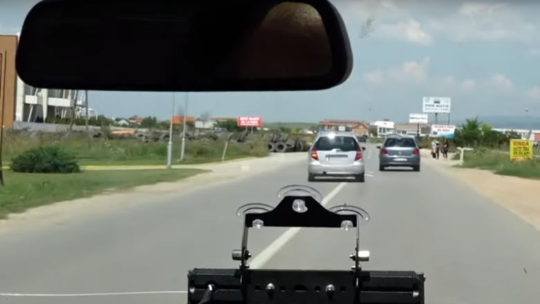 Policët me vetura civile shqiptojnë gjoba e konfiskojnë patentë-shoferë (Video)