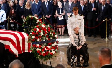 Obama dhe Bush nderojnë John McCain, Trump nuk merr pjesë