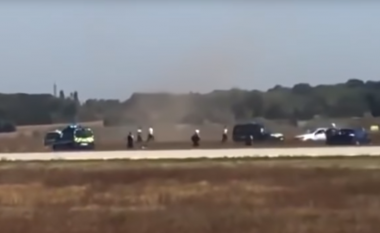 Si në filma aksion: Futet në pistë me Mercedes, policia franceze i vihet pas me vetura, motoçikleta e helikopter (Video)